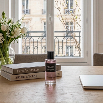 Dior Gris Dior Esprit de Parfum Parfümprobe – Flakon auf Holztisch mit weißen Blumen und Büchern in Pariser Apartment