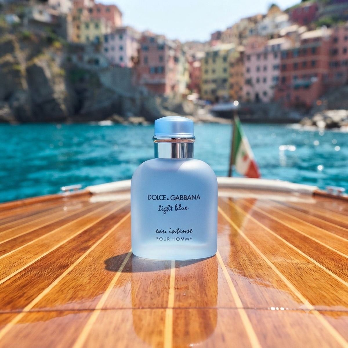Dolce & Gabbana Light Blue eau intense Pour Homme Parfümprobe – Flakon auf Bootsdeck vor einem italienischen Küstendorf