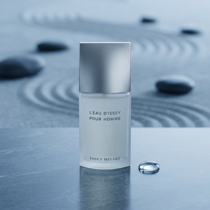 Issey Miyake L'eau d'Issey Pour Homme Parfümprobe – Flakon auf Stein vor Zengarten mit geharktem Sand und Wassertropfen