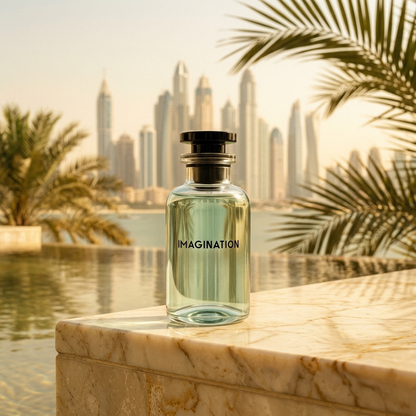 LV Imagination Parfümprobe – Flakon auf Marmorkante am Pool, im Hintergrund Palmen und die Skyline von Dubai