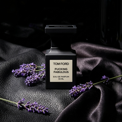 Tom Ford Fucking Fabulous Parfümprobe – Flakon auf schwarzem Leder und Satin, umgeben von Lavendelzweigen
